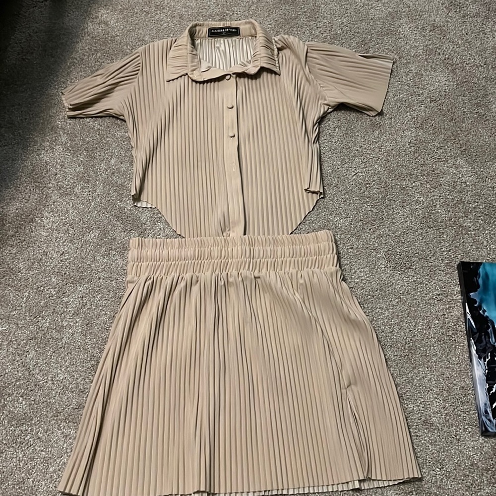 Maniere de Voir matching set. Short sleeve and skirt with a small side slit